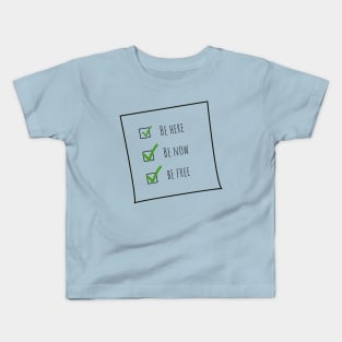 Be here, be now, be free Kids T-Shirt